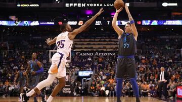 PHOENIX, ARIZONA - DECEMBER 13: Luka Doncic #77 of the Dallas Mavericks attempts a shot over Mikal Bridges #25 of the Phoenix Suns during the first half of the NBA game at Talking Stick Resort Arena on December 13, 2018 in Phoenix, Arizona. NOTE TO USER: User expressly acknowledges and agrees that, by downloading and or using this photograph, User is consenting to the terms and conditions of the Getty Images License Agreement. Christian Petersen/Getty Images/AFP
== FOR NEWSPAPERS, INTERNET, TELCOS & TELEVISION USE ONLY ==