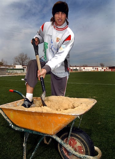 Sergio Ramos celebra su 40º cumpleaños convertido en un icono más allá del terreno de juego. El defensa sevillano, que ha marcado estilo durante dos décadas de carrera, acumula algunos de los looks más virales y comentados del panorama deportivo y mediático.