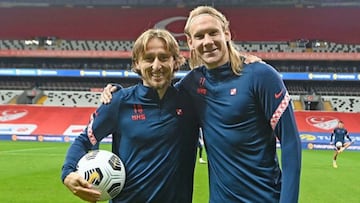 Modric y Vida, en el c&eacute;sped del Vodafone Park de Estambul la v&iacute;spera del amistoso Turqu&iacute;a-Croacia, en cuyo descanso se conoci&oacute; el positivo por coronavirus del segundo.