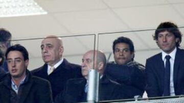 <b>CAZADO. </b>Roberto de Assis, el pasado sábado en el palco de Delle Alpi, acompañado por Braida, Galliani, Bronzetti y Leonardo.