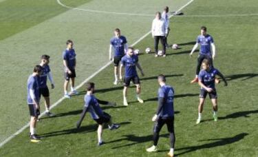 Gran ambiente entre los jugadores del Real Madrid durante el entrenamiento.
