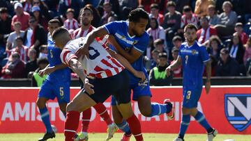 Paraguay's defender Junior Alonso (L) fights for the ball with Nicaragua's midfielder Luis Fernando Coronel during the friendly football match between Paraguay and Nicaragua at the Defensores del Chaco stadium in Asuncion on June 18, 2023. (Photo by NORBERTO DUARTE / AFP)