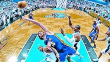 <b>SU OBJETIVO, MÁS CERCA. </b>El español Pau Gasol captura un rebote ante la oposición de Dwight Howard y Hammer Nelson.