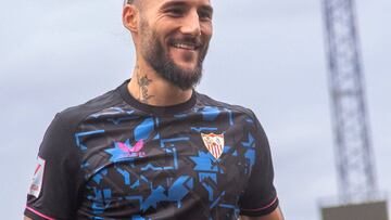 Gudelj, con la tercera equipación del Sevilla.