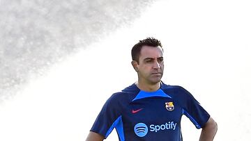 El entrenador del Barcelona, Xavi Hernández, durante un entrenamiento.