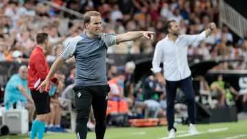 VALENCIA, 27/08/2023.- El entrenador de Osasuna, Jagoba Arrasate, durante el partido de LaLiga entre Valencia CF y CA Osasuna disputado este domingo en el estadio de Mestalla. EFE/Ana Escobar