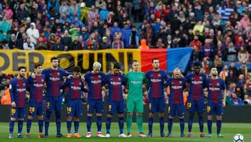 BarcelonaxB4s players observe a minute pf silence in memory of former Spanish football player Enrique Castro "Quini" before the Spanish league football match FC Barcelona against Club Atletico de Madrid at the Camp Nou stadium in Barcelona on Ma