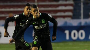 BOL60. LA PAZ (BOLIVIA), 24/08/2016.- El jugador de Bolívar de Bolivia Leonel Justiniano (d) disputa el balón con Matheus Uribe (c) de Atlético Nacional de Colombia hoy, miércoles 24 de agosto de 2016, en un partido de la Copa Sudamericana realizado en el estadio Hernando Siles de La Paz (Bolivia). EFE/MARTIN ALIPAZ