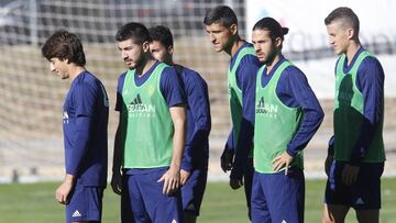 Papu, junto a sus compañeros, en el entrenamiento de esta mañana.
