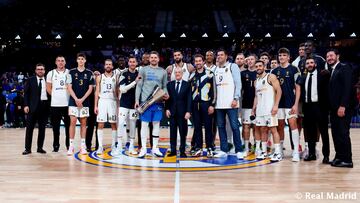 Luka Doncic con la réplica de la Euroliga que conquista en 2018 con el Real Madrid. En la imagen, con el presidente del club, Florentino Pérez, la actual plantilla y jugadores que conquistaron el trofeo con el esloveno tras ganar al Fenerbahce.