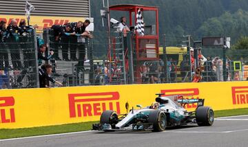 Lewis Hamilton cruzando la línea de meta y proclamarse campeón del Gran Premio de Bélgica. 