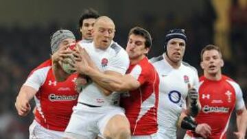 <b>TRABADO. </b>Tindall es placado por el galés Warburton.