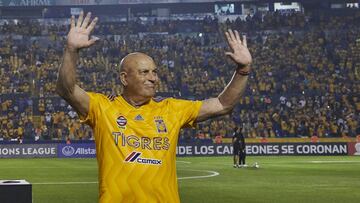Osvaldo Batocletti en el Estadio Universitario.