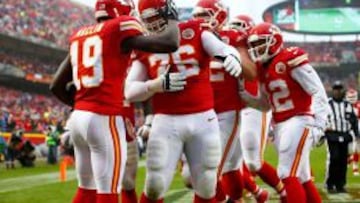 Jeremy Maclin, receptor de Kansas City Chiefs, celebrando un touchdown con sus compa&ntilde;eros de ofensiva.