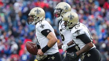 ORCHARD PARK, NY - NOVEMBER 12: Drew Brees #9 of the New Orleans Saints celebrates with teammates after Brees scored a rushing touchdown during the third quarter against the Buffalo Bills on November 12, 2017 at New Era Field in Orchard Park, New York.   Tom Szczerbowski/Getty Images/AFP
 == FOR NEWSPAPERS, INTERNET, TELCOS &amp; TELEVISION USE ONLY ==