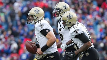 ORCHARD PARK, NY - NOVEMBER 12: Drew Brees #9 of the New Orleans Saints celebrates with teammates after Brees scored a rushing touchdown during the third quarter against the Buffalo Bills on November 12, 2017 at New Era Field in Orchard Park, New York. Tom Szczerbowski/Getty Images/AFP
== FOR NEWSPAPERS, INTERNET, TELCOS & TELEVISION USE ONLY ==