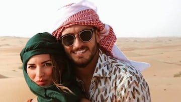 El futbolista Koke Resurreci&oacute;n posando con su mujer, Beatriz Espejel, en un desierto de Dub&aacute;i.