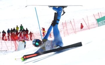 Manuela Moelgg cae durante la prueba de eslalon gigante del Mundial de esquí alpino.