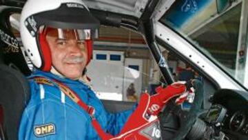 <b> A TOPE. </b>Francisco Pernía, en Jerez, en un turismo de competición.