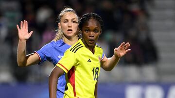 Linda Caicedo disputa la pelota con Sandie Toletti