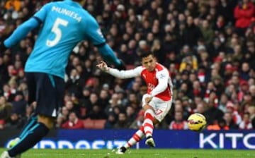 Alexis Sánchez fue la mejor figura de Arsenal: anotó doblete y dio el pase para el tercer gol, en el triunfo sobre Stoke City.