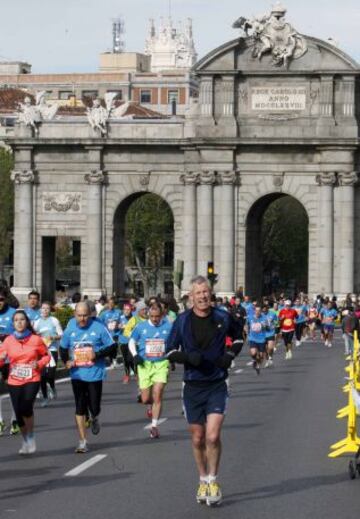 La Puerta de Alcalá fue uno de los escenarios por donde discurrió el Maratón de Madrid.