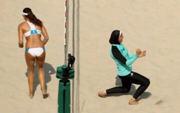 La jugadora de voley playa egipcia Doaa Elghobashy celebra de forma ostensible la consecución de un punto en su partido contra la pareja italiana. Al más puro estilo Nadal.