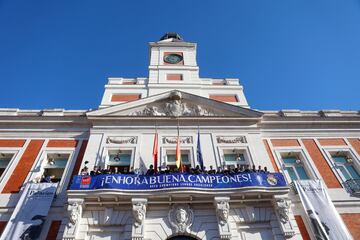 Los jugadores del Real Madrid saludan a los aficionados desde del balc¨®n la Comunidad de Madrid.