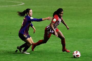La jugadora del Atlético Ludmila trata de controlar el balón ante la jugadora del Barcelona Aitana. 
 