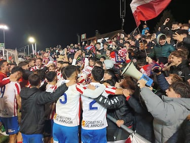 El Barbastro celebra el pase a la siguiente ronda de la Copa del Rey tras ganar 2-0 al Espanyol.