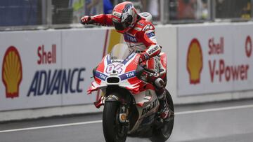 . Sepang (Malaysia), 30/10/2016.- Andrea Dovizioso of Italy for the Ducati Team celebrates after crossing the finish line to win the 2016 Malaysian Motorcycling Grand Prix at Sepang International Circuit, outside Kuala Lumpur, Malaysia, 30 October 2016. (Motociclismo, Malasia, Italia) EFE/EPA/FAZRY ISMAIL