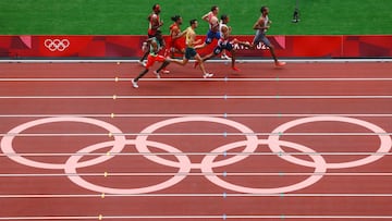 EVE4263. TOKIO (JAPÓN), 31/07/2021.- Atletas compiten durante la primera ronda de 800m masculinos de atletismo por los Juegos Olímpicos 2020, este sábado en el Estadio Olímpico de Tokio (Japón). EFE/ Alberto Estévez