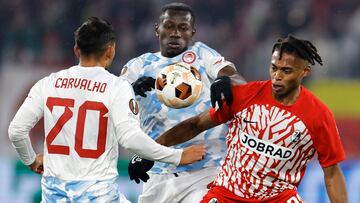 Freiburg (Germany), 30/11/2023.- Freiburg's Junior Adamu (R) in action against Olympiacos Mady Camara (C) and Joao Carvalho (L) during the UEFA Europa League Group A match between SC Freiburg and Olympiacos Piraeus in Freiburg, Germany, 30 November 2023. (Alemania, Pireo) EFE/EPA/RONALD WITTEK
