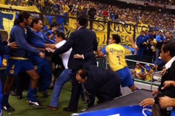 Fue la Semifinal de la Copa Libertadores 2002, el cuadro mexicano iba a ser eliminado y tras un gol de los brasileños el festejo fue tomado como burla por algunos elementos de las Águilas lo que provocó que Cuauhtémoc Blanco (expulsado) regresara al campo a perseguir a los visitantes. Lo peor se dio cuando aficionados locales comenzaron a arrojar cosas al campo, incluida una carretilla.
