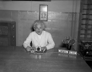 El profesor Albert Einstein, al presionar una llave en su casa de Princeton, Nueva Jersey, para inaugurar oficialmente la Exposición Panamericana en Dallas, Texas. La llave encendió las miles de luces que iluminan el recinto ferial.
