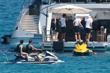El tenista espa?ol se recupera de su lesi車n abdominal, que le oblig車 a abandonar el Grand Slam brit芍nico, en las aguas de la isla balear a bordo de un barco y rodeado de amigos.