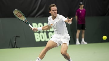 Biel (Switzerland Schweiz Suisse), 01/02/2025.- Spain's Roberto Carballes Baena in action during the singles match against Switzerland's Jerome Kym for the Davis Cup qualifiers tie between Switzerland and Spain at Swiss Tennis Arena, in Biel, Switzerland, 01 February 2025. (Tenis, España, Suiza, Roma) EFE/EPA/ANTHONY ANEX