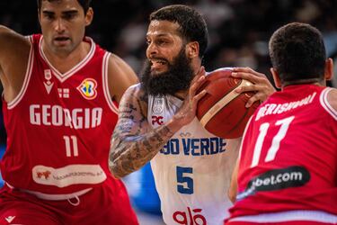 How long are FIBA basketball games and how many minutes are each quarter?