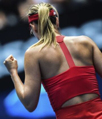 Maria Sharapova venció a su compatriota Ekaterina Makarova para llegar a la final del Abierto de Australia.