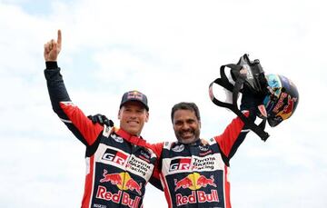 El piloto catarí Nasser Al-Attiyah y su copiloto, el francés Mathieu Baumel, celebran su triunfo en la categoría de coches. El piloto catarí Nasser Al-Attiyah ganó su quinto título de piloto del Rally Dakar y el segundo consecutivo, después de que la icónica prueba de resistencia terminara en Dammam, Arabia Saudí.