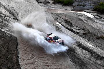 Nasser Al-Attiyah y Matthieu Baumel durante la duod¨¦cima etapa del Dakar 2018 entre las localidades de Chilecito y San Juan, Argentina.