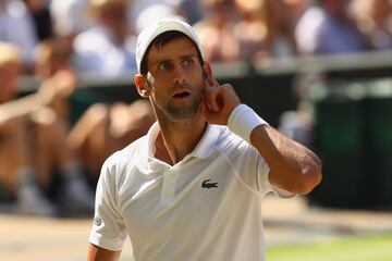 Novak Djokovic un punto antes de su victoria en la final de Wimbledon.