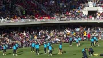 LLENAZO. El Miniestadi se llen&oacute; por primera vez en lo que va de temporada y los m&aacute;s j&oacute;venes disfrutaron con la sesi&oacute;n preparatoria navide&ntilde;a de los jugadores del Barcelona, que en todo momento atendieron las peticiones de los m&aacute;s peque&ntilde;os.