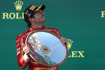 Carlos Sainz con el trofeo que le acredita como campeón del GP de Australia 2024