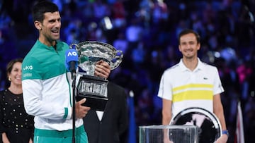 Novak Djokovic habla mientras sostiene el trofeo Norman Brookes Challenge Cup ante Daniil Medvedev tras la final del Open de Australia 2021 en Melbourne.