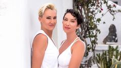 Keala Kennelly y Nadia Caldarella, vestidas de novia en su boda en la isla de Santorini, Grecia.