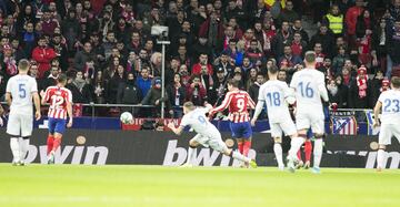 El jugador del Levante, Roger, marca el 1-1 al Atlético de Madrid. 