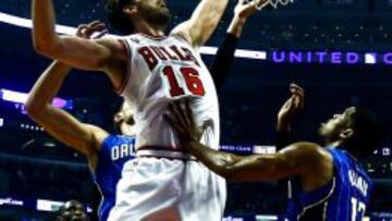 Pau Gasol anota ante Tobias Harris.