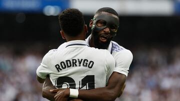 Soccer Football - LaLiga - Real Madrid v FC Barcelona - Santiago Bernabeu, Madrid, Spain - October 16, 2022 Real Madrid's Rodrygo celebrates scoring their third goal with Antonio Rudiger REUTERS/Susana Vera