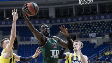 Ilimane Diop trata de atrapar un rebote ante Jan Vesely y Marko Guduric durante el Fenerbahçe-Baskonia.